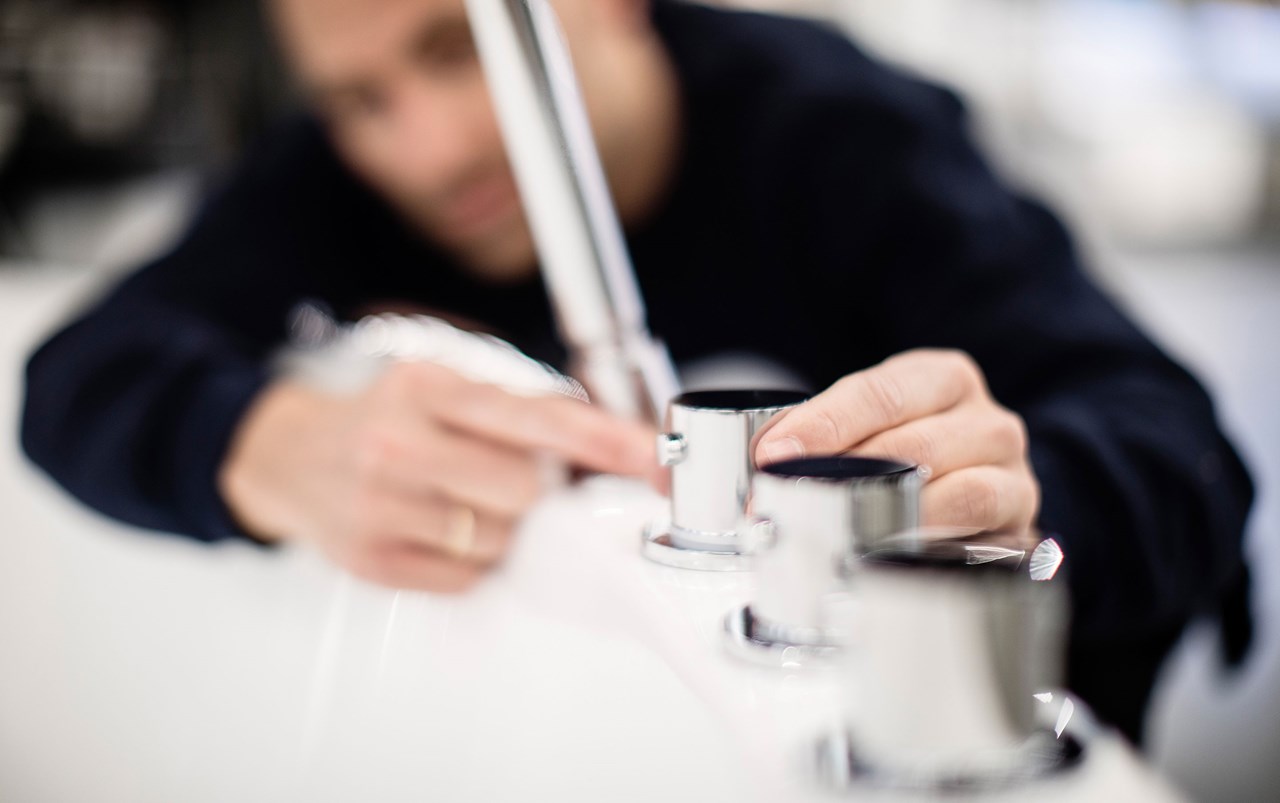 VB rørlegger jobber med å montere et badekarbatteri